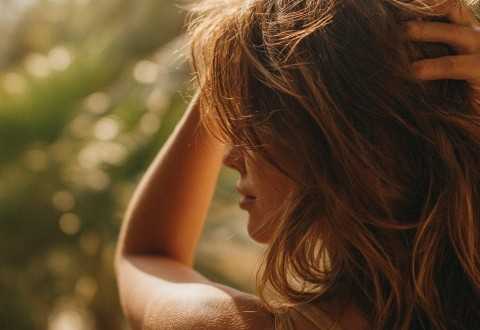 ¿Se te cae más el pelo en verano?