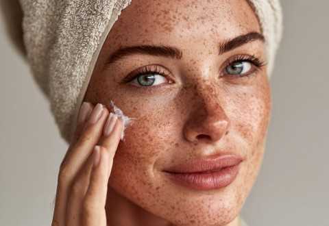 Manchas solares y vitamina C: el dúo que devuelve la luz a tu piel