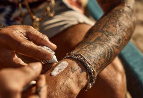 El sol, el cloro y la sal quieren borrar tu tatuaje (pero tú no vas a dejarles)